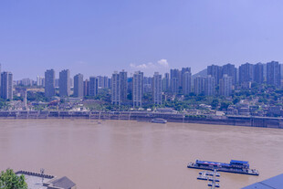 江边城市风光