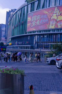 城市商业街热闹景象