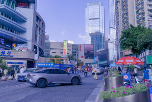 城市繁华街道街景画面