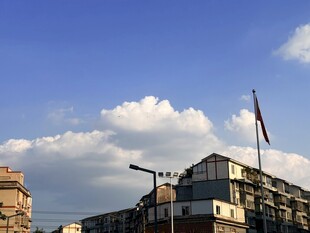 城市建筑上的飘扬旗帜