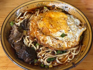 美味荷包蛋牛肉面