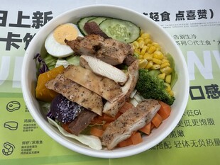 美味鸡肉蔬菜套餐饭