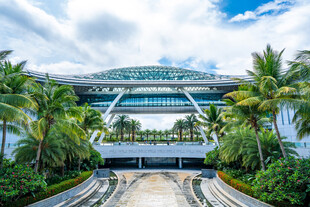 现代建筑与绿植景观融合