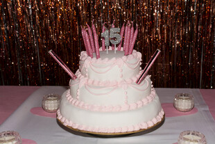三层粉色精美生日蛋糕