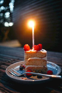 烛光下的美味生日蛋糕