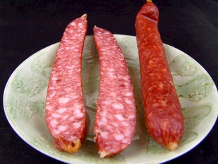 盘中美味香肠切片展示