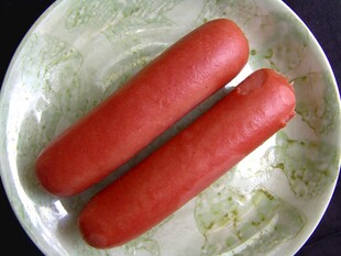 盘中双根美味火腿肠