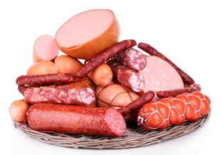 丰盛美味的各式肉制品拼盘