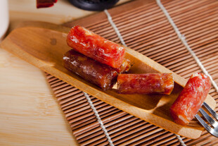 美味腊肠摆于竹制托盘
