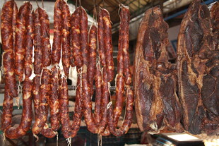 悬挂的美味腊肠与腊肉