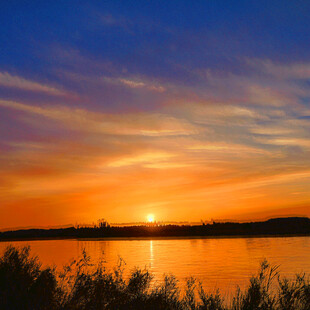 夕阳下的湖畔绚丽美景