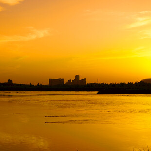夕阳下的城市湖畔美景