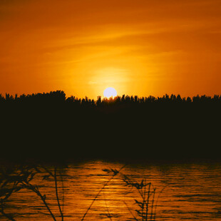 夕阳下湖畔的静谧美景