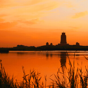 夕阳下湖畔的古塔美景