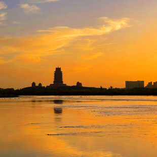 夕阳下的水边建筑美景