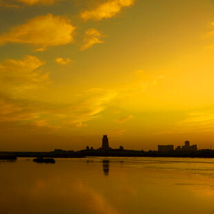 夕阳下的城市湖畔美景
