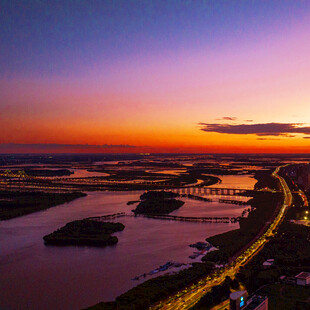 夕阳下的河畔公路美景