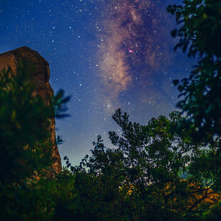 夜空下的岩石与璀璨星河