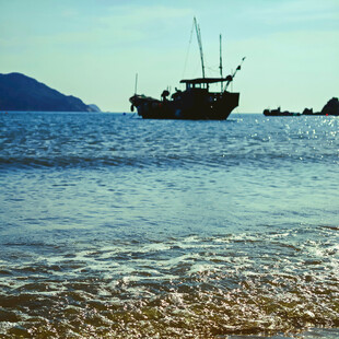 海上渔船与岸边风景