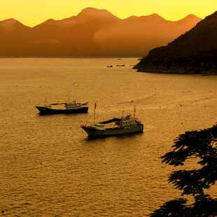 夕阳下湖面的静谧船只