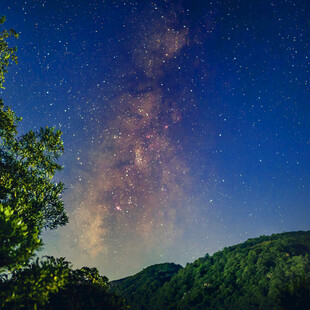 山林上空璀璨的梦幻星河