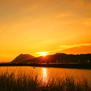 夕阳下的湖岸美景