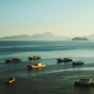 海上渔船与远处山峦美景