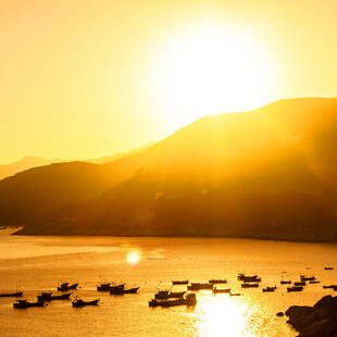 夕阳下的湖面与停泊船只