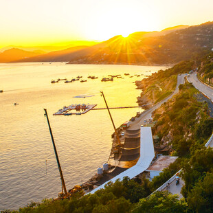 夕阳下的海滨公路美景