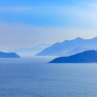 辽阔海面与远处山峦美景