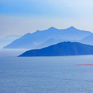 海上青山景色
