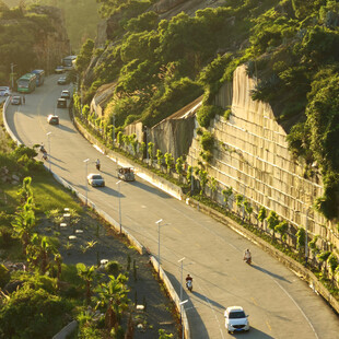 山间公路上行驶的车辆