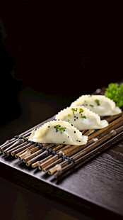 日式烤饺摆放在烤架上