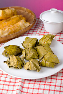 美味粽子摆于桌