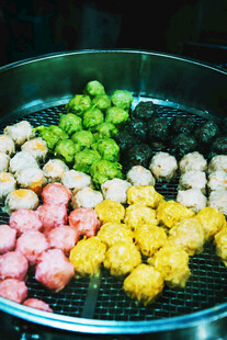 多彩丸子在锅中烹煮