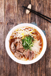 美味牛肉米粉摆于木桌