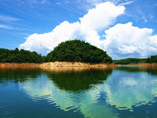 湖光山色中的宁静美景