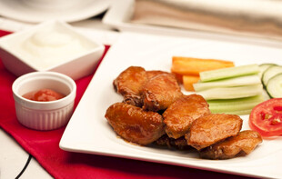 美味煎肉配蔬菜