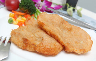 香酥炸鸡排摆放在餐盘上