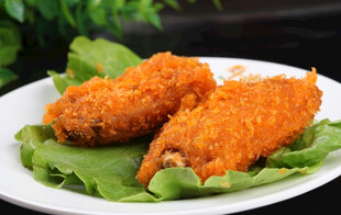 香酥炸物摆于绿叶上