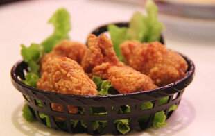 美味炸物装于黑色小篮中
