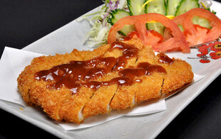 香酥炸鸡排配新鲜蔬菜