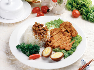 美味炸鸡配米饭蔬菜套餐