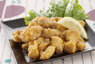 香酥炸鸡块配柠檬