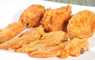美味油炸鸡翅尖与鸡块