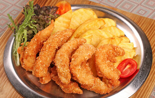 香酥炸虾配蔬菜拼盘