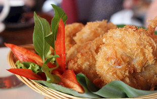 香酥炸物配鲜蔬