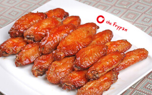 美味烤鸡翅摆放在盘中