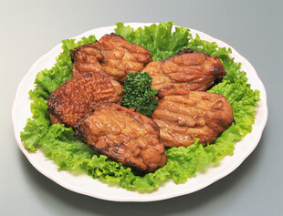 美味炸鸡翅摆于生菜上