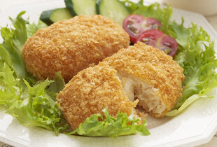 美味炸肉饼新鲜配菜相伴
